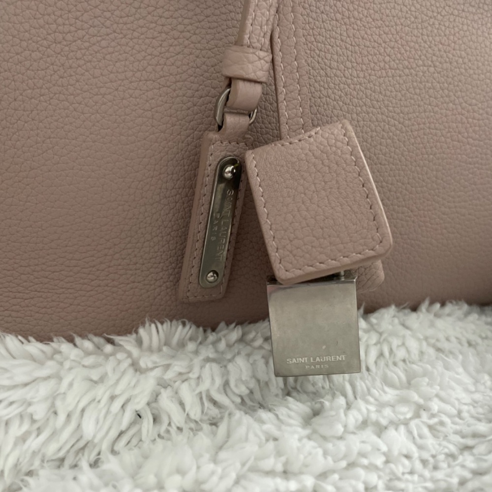 Saint Laurent Sac De Jour in Grained Leather (Baby) in color Poudre (soft mauve) - Picture 3 of 15